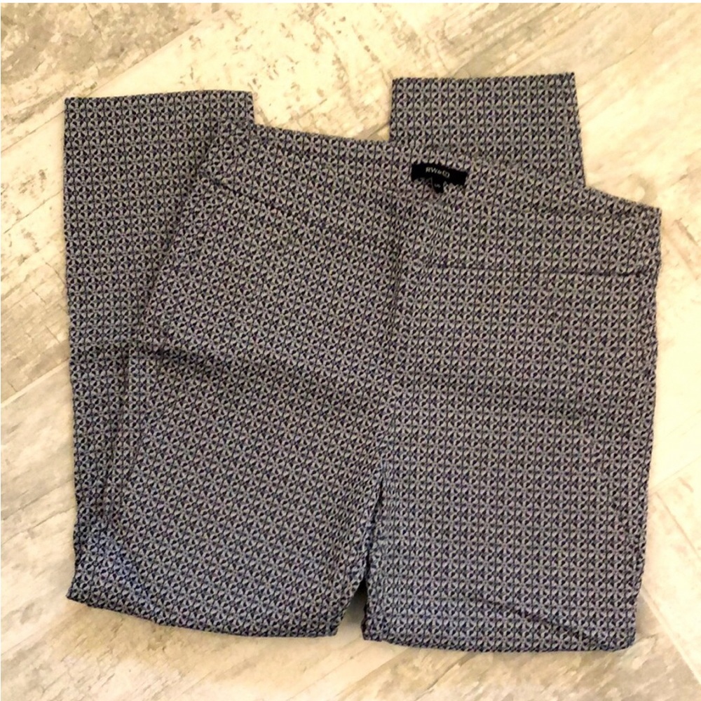 RW&Co White & Navy Capris, Size Large